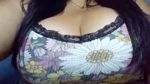 Snapshot of schoco_milf chatting on 07-23-26, 01:58 mai latina online show from 07-23-26, 01:58