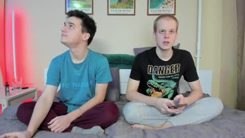 Snapshot of scooby_r chatting on 12-10-24, 11:32 Thomas brunette and Alex blond online show from 12-10-24, 11:32