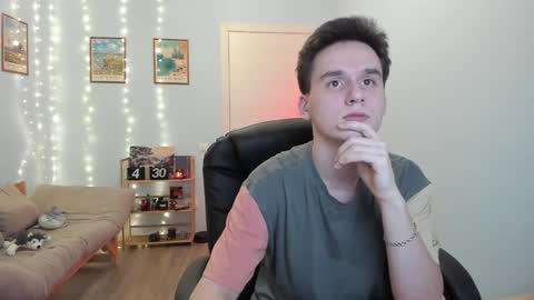 Snapshot of scooby_r chatting on 12-12-24, 11:58 Thomas brunette and Alex blond online show from 12-12-24, 11:58