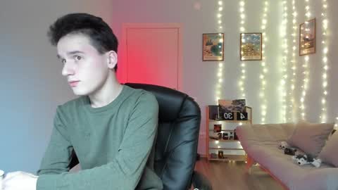 Snapshot of scooby_r chatting on 12-17-24, 05:18 Thomas brunette and Alex blond online show from 12-17-24, 05:18