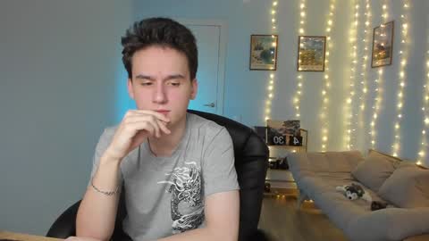 Snapshot of scooby_r chatting on 12-25-24, 06:31 Thomas brunette and Alex blond online show from 12-25-24, 06:31