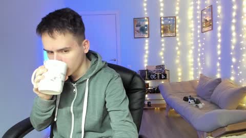 Snapshot of scooby_r chatting on 01-05-25, 05:20 Thomas brunette and Alex blond online show from 01-05-25, 05:20