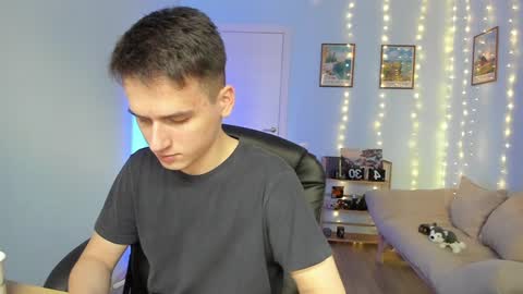 Snapshot of scooby_r chatting on 01-05-25, 08:22 Thomas brunette and Alex blond online show from 01-05-25, 08:22