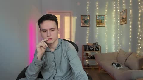 Snapshot of scooby_r chatting on 01-06-25, 08:24 Thomas brunette and Alex blond online show from 01-06-25, 08:24