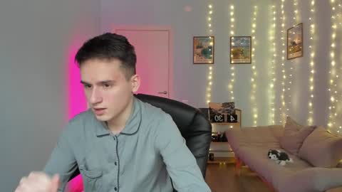 Snapshot of scooby_r chatting on 01-06-25, 11:29 Thomas brunette and Alex blond online show from 01-06-25, 11:29