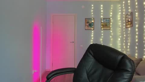 Snapshot of scooby_r chatting on 01-09-25, 08:45 Thomas brunette and Alex blond online show from 01-09-25, 08:45