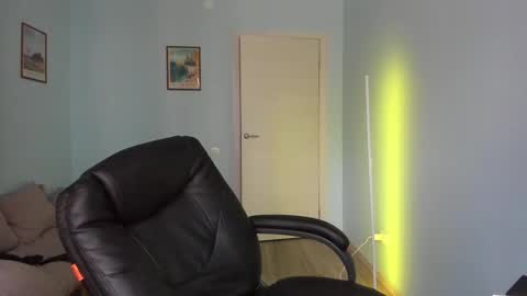 Snapshot of scooby_r chatting on 03-02-25, 01:16 Thomas brunette and Alex blond online show from 03-02-25, 01:16