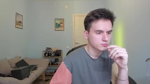 Snapshot of scooby_r chatting on 03-06-25, 10:52 Thomas brunette and Alex blond online show from 03-06-25, 10:52