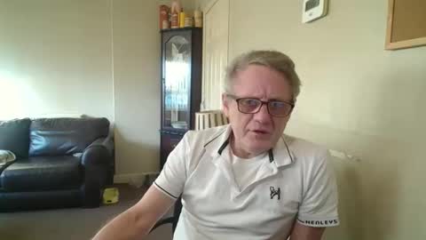Snapshot of scottsman214 chatting on 05-09-26, 06:35 James online show from 05-09-26, 06:35