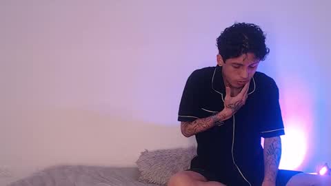 Snapshot of sebas_and_mila chatting on 09-29-25, 01:00 CAMILA Y SEBASTIAN online show from 09-29-25, 01:00