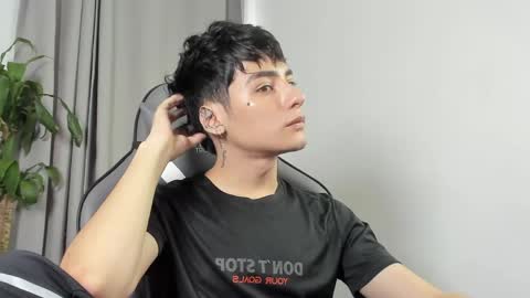 Snapshot of sebas_rosse chatting on 04-16-26, 05:47 sebastian online show from 04-16-26, 05:47