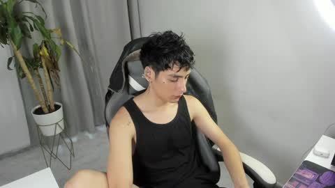 Snapshot of sebas_rosse chatting on 04-23-26, 10:45 sebastian online show from 04-23-26, 10:45