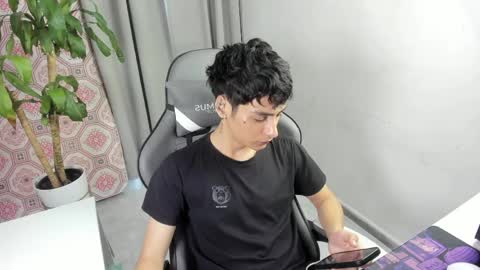 Snapshot of sebas_rosse chatting on 04-25-26, 10:29 sebastian online show from 04-25-26, 10:29