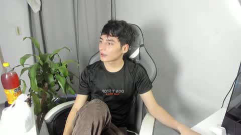 Snapshot of sebas_rosse chatting on 04-30-26, 10:36 sebastian online show from 04-30-26, 10:36