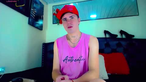 Snapshot of sebastian_loaiza chatting on 11-06-25, 06:53 Sebastian online show from 11-06-25, 06:53