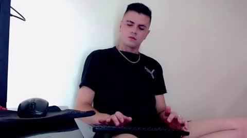 Snapshot of sebastian_loaiza chatting on 11-30-25, 05:17 Sebastian online show from 11-30-25, 05:17