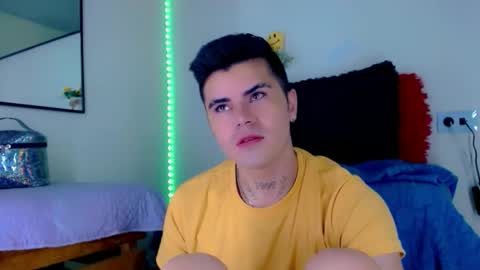 Snapshot of sebastian_loaiza chatting on 12-16-25, 04:01 Sebastian online show from 12-16-25, 04:01