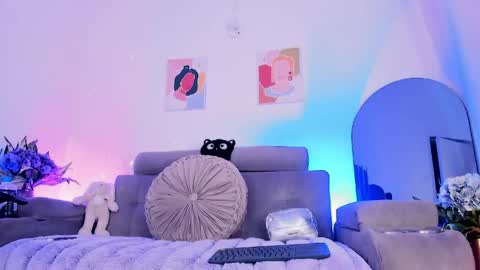     .  INDEPENDENT MODEL online show from 04-21-26, 05:03