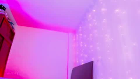     .  INDEPENDENT MODEL online show from 07-27-26, 12:56
