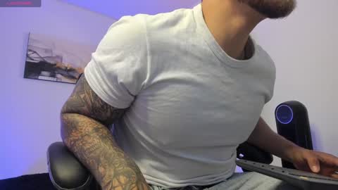 Snapshot of sebastianortizm chatting on 12-25-24, 01:10 Lucian Sinclair online show from 12-25-24, 01:10