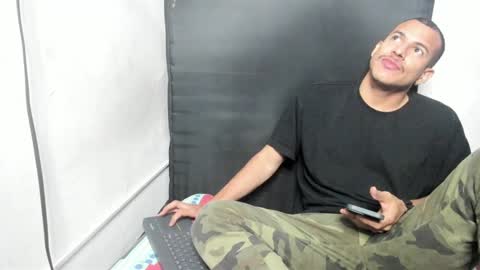 Snapshot of sebastianp13 chatting on 12-15-24, 01:43 sebatian palacios online show from 12-15-24, 01:43