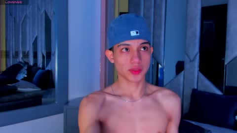Snapshot of sebax_00 chatting on 05-17-26, 08:27 Sebastian online show from 05-17-26, 08:27