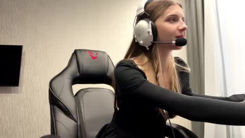 Nika online show from 04-21-26, 12:00