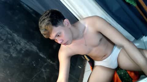 Snapshot of seductive_maxxx chatting on 04-23-26, 08:02 Max online show from 04-23-26, 08:02