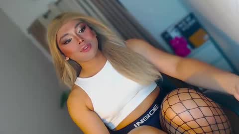 Snapshot of seductivedeluxe69 chatting on 05-03-26, 07:42 Deluxe online show from 05-03-26, 07:42
