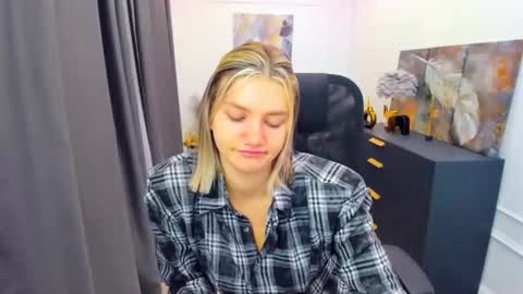 selenaemoore online show from 04-25-26, 03:42