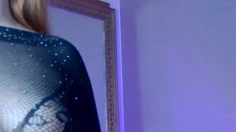 Snapshot of selenahanson chatting on 11-21-25, 10:25 SelenaHanson online show from 11-21-25, 10:25