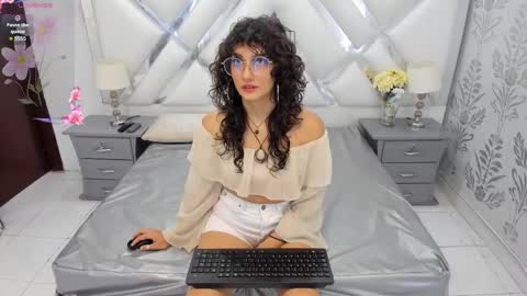 Selena reyess online show from 09-10-25, 07:14