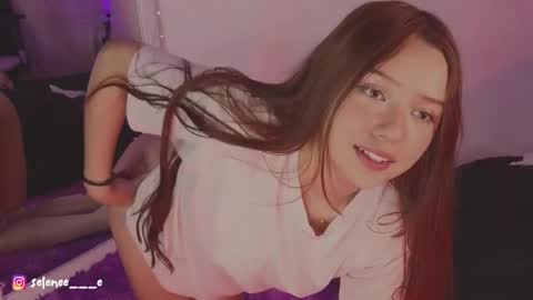 Snapshot of selenee___e chatting on 02-19-25, 08:22 selene online show from 02-19-25, 08:22