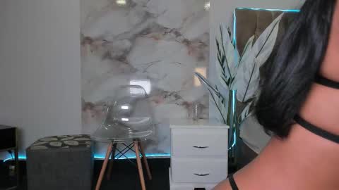 Snapshot of selenemakris chatting on 11-17-25, 09:09 Selene online show from 11-17-25, 09:09