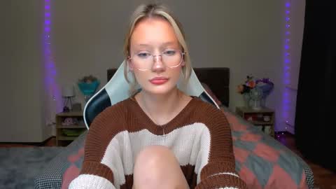 Snapshot of selfharm777 chatting on 10-08-25, 07:22 Simon and Alice online show from 10-08-25, 07:22