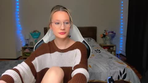 Snapshot of selfharm777 chatting on 10-26-25, 08:26 Simon and Alice online show from 10-26-25, 08:26