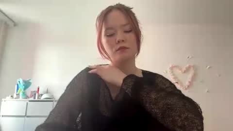 Snapshot of selmacalumag chatting on 05-02-26, 07:13 Lily online show from 05-02-26, 07:13