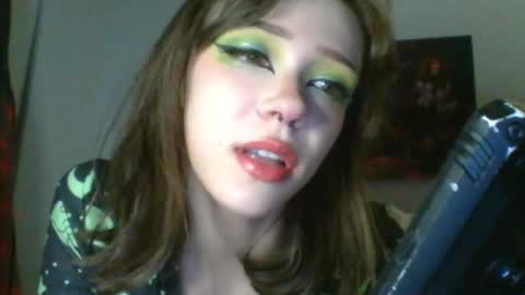 Snapshot of sendforesme chatting on 01-19-25, 12:17 goddess esme online show from 01-19-25, 12:17