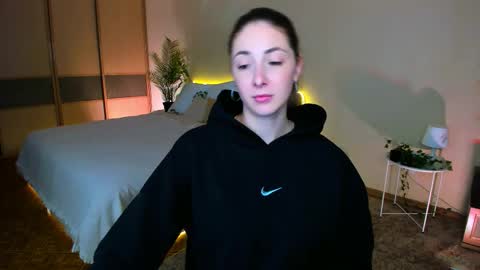 sensitiveheartt online show from 10-08-25, 06:49