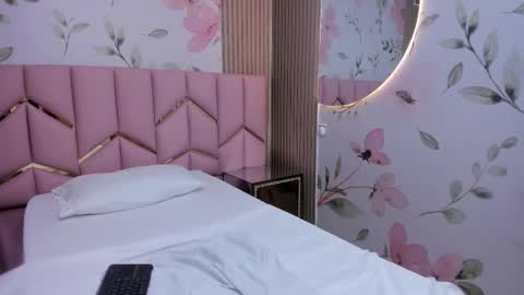 Snapshot of sensual_sophie_ chatting on 12-01-25, 11:32 Sophie online show from 12-01-25, 11:32