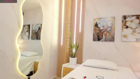 Snapshot of sensual_sophie_ chatting on 05-15-26, 11:06 Sophie online show from 05-15-26, 11:06