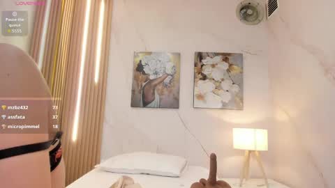 Snapshot of sensual_sophie_ chatting on 06-03-26, 02:33 Sophie online show from 06-03-26, 02:33