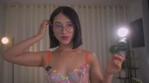 Snapshot of sensualcherry_ chatting on 01-09-25, 02:11 Maria- OF sensual bee online show from 01-09-25, 02:11