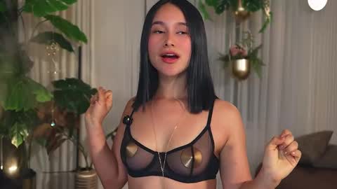 Snapshot of sensualcherry_ chatting on 10-11-25, 12:43 Maria- OF sensual bee online show from 10-11-25, 12:43