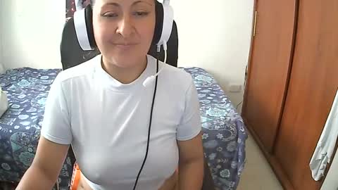 Snapshot of senthix1983 chatting on 02-21-25, 08:27 senthix  heyy promo en OnlyFans aprovecha 85 descuento online show from 02-21-25, 08:27