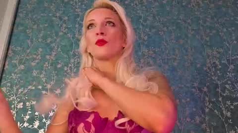 Snapshot of serenexxmilf chatting on 11-19-25, 10:15 serenexx your MILF online show from 11-19-25, 10:15