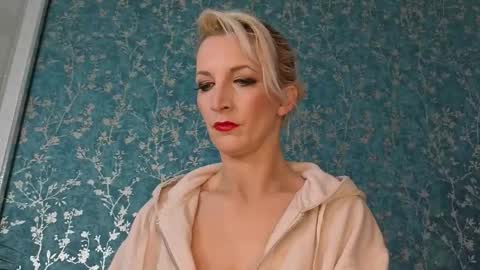 Snapshot of serenexxmilf chatting on 11-26-25, 08:48 serenexx your MILF online show from 11-26-25, 08:48