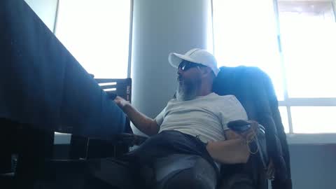 hetero serio discreto online show from 09-15-25, 09:04