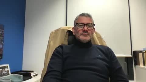 Snapshot of sesamechris92 chatting on 11-21-25, 04:49 sesamechris92 online show from 11-21-25, 04:49