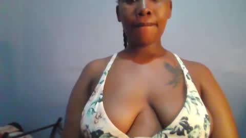 Snapshot of sexie_curvie chatting on 09-26-25, 04:16 Maggie online show from 09-26-25, 04:16